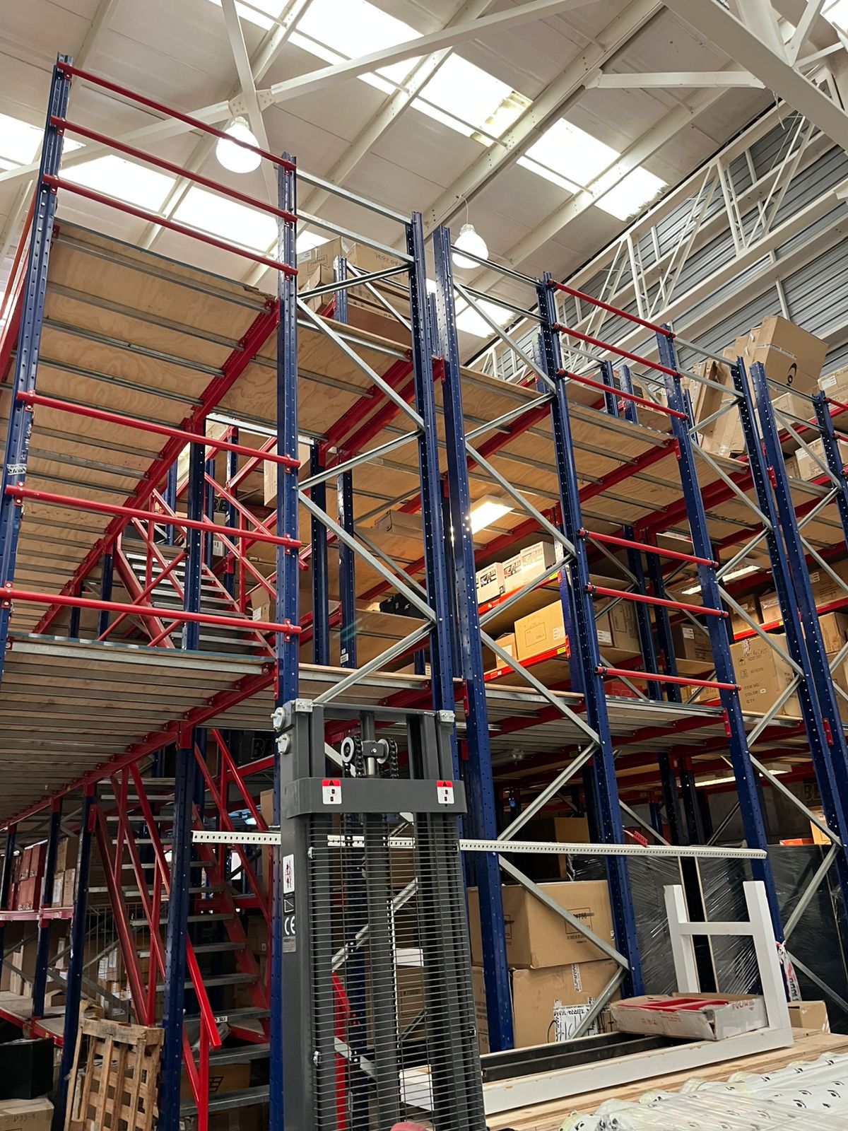 Sistema de racks industriales multinivel